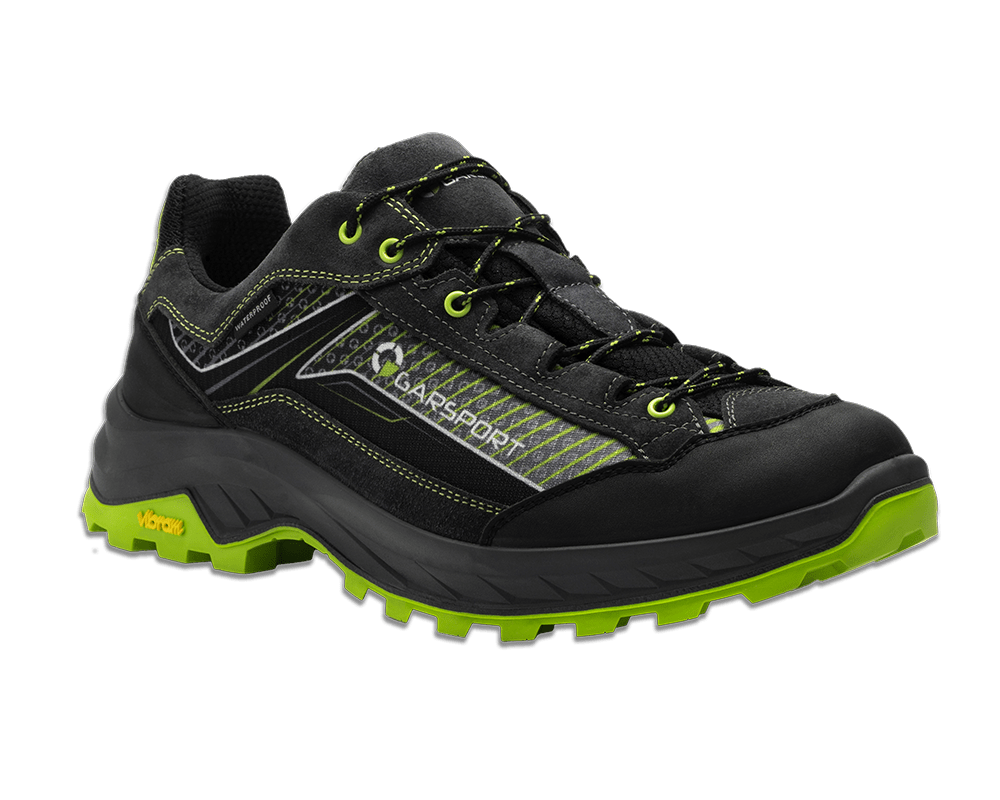 Scarpe basse da trekking leggere e impermeabili, ideali per camminate in montagna e l'approccio. Resistenti all'acqua con suola Vibram.