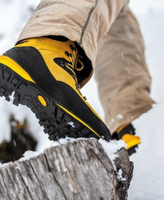 Camminando tra la neve una guida sicura agli scarponi da montagna invernali