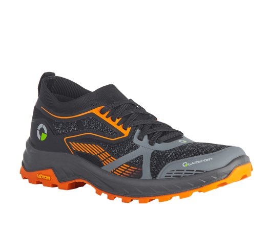 Chaussure d'approche légère pour la randonnée et les activités en plein air, imperméable et confortable avec semelle Vibram. Idéale en montagne et en ville.